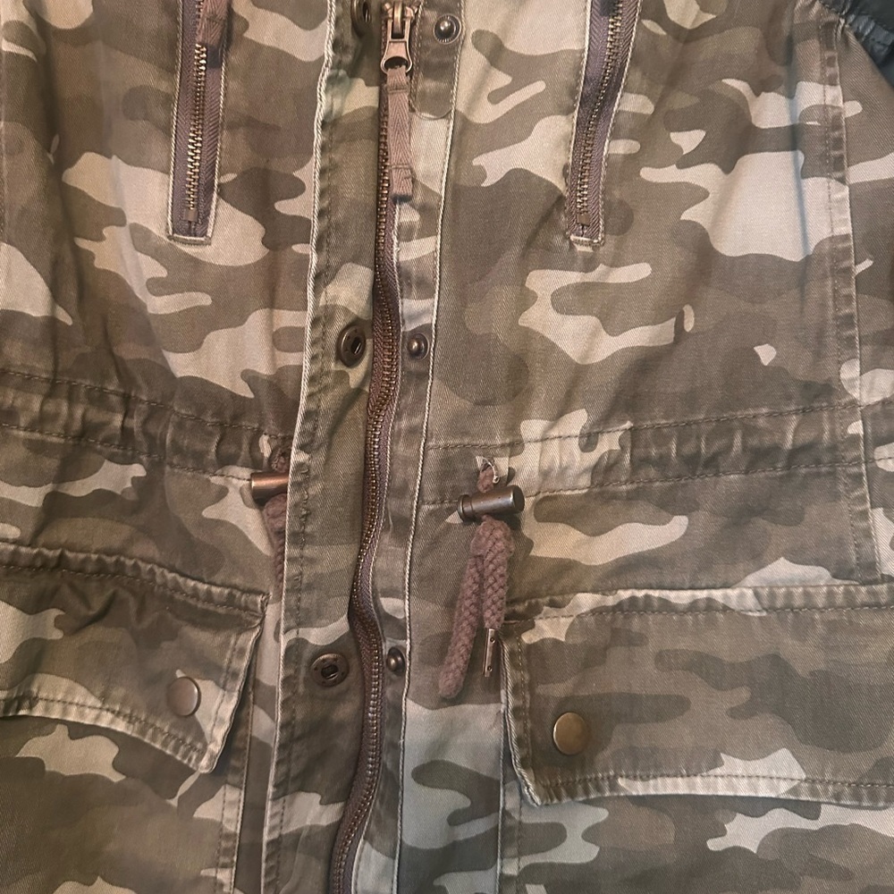 Super fun camo jacket - Picture 4 of 8